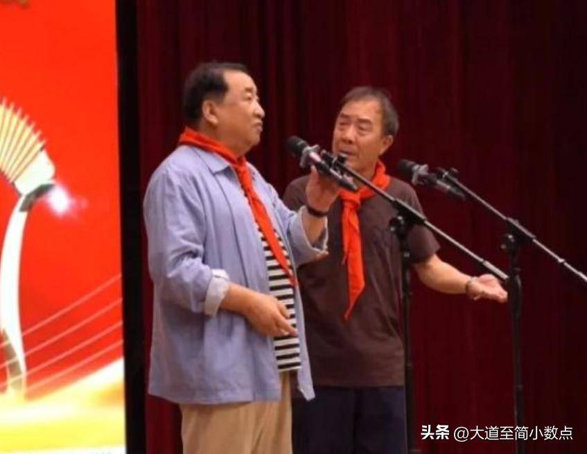 子聚会搂抱美女举止亲密桌上茅台抢镜AG真人app74岁姜昆现身小日(图2)
