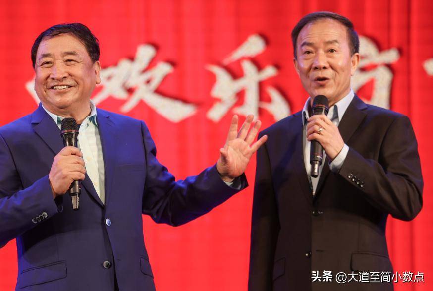 子聚会搂抱美女举止亲密桌上茅台抢镜AG真人app74岁姜昆现身小日(图6)