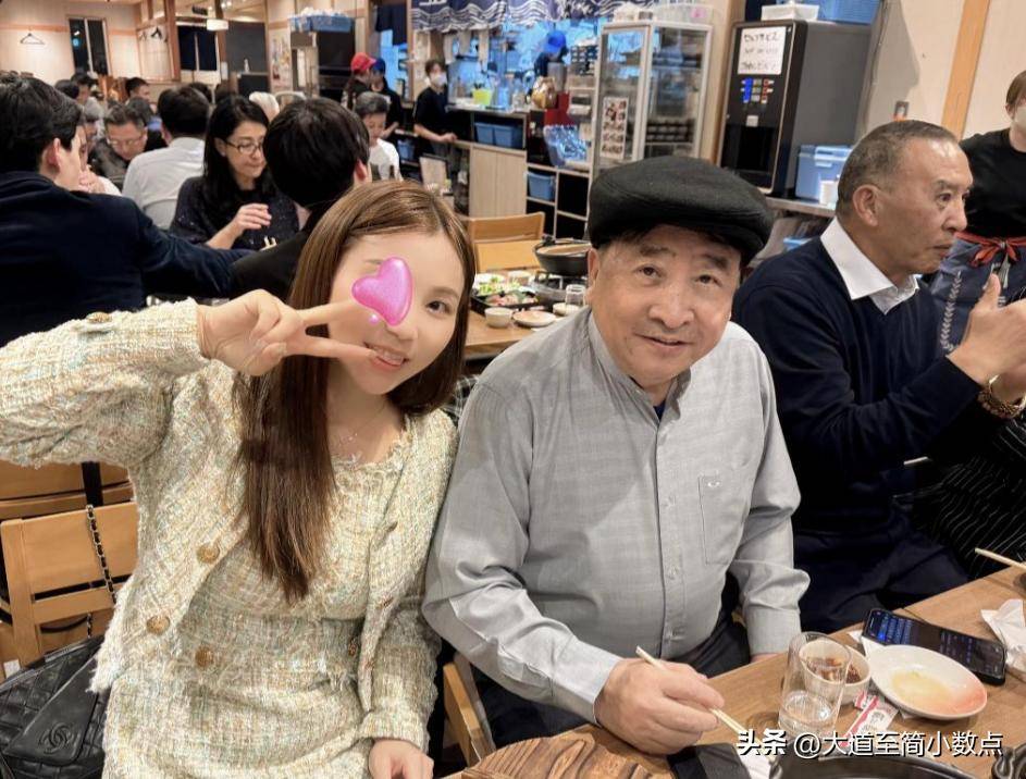子聚会搂抱美女举止亲密桌上茅台抢镜AG真人app74岁姜昆现身小日(图5)